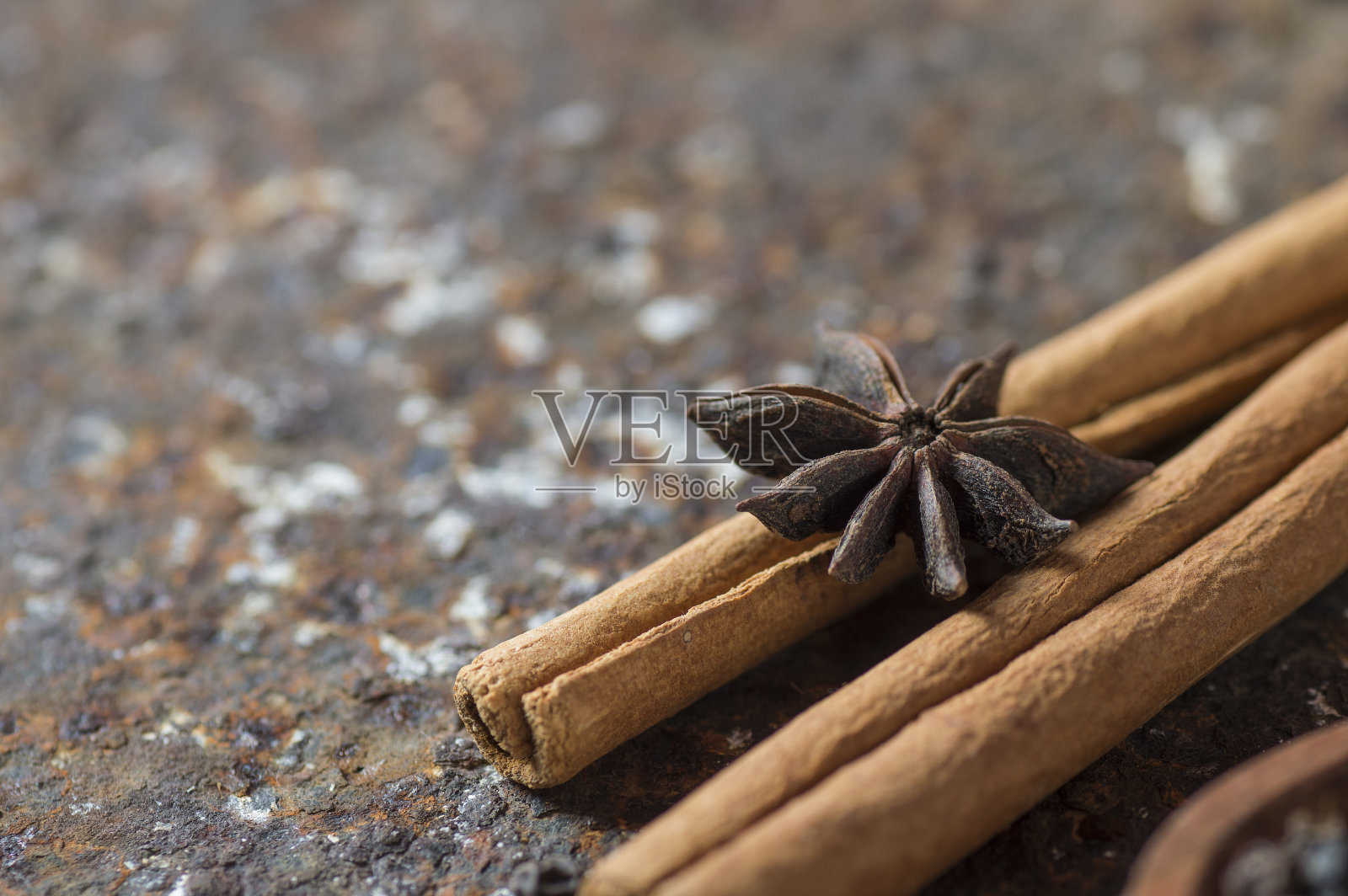 香料和草药。食物和烹饪材料。肉桂棒，八角，黑胡椒和小豆蔻在纹理的背景。照片摄影图片