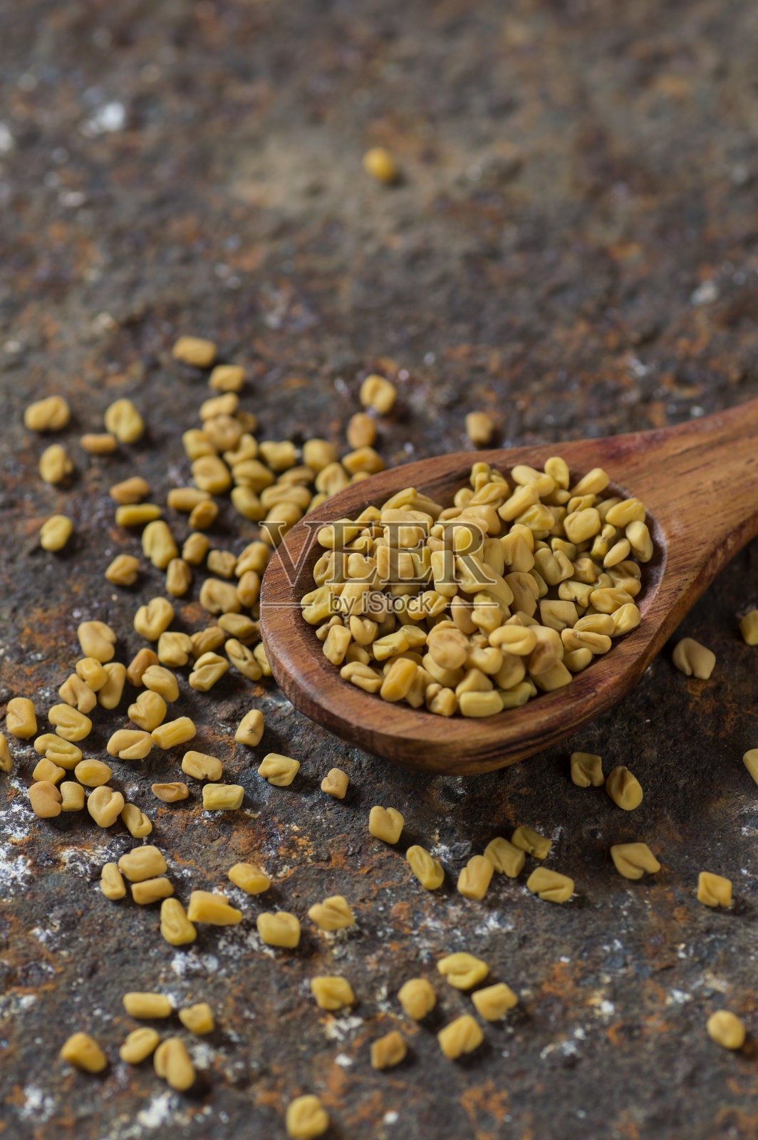 胡芦巴种子在木勺上纹理背景照片摄影图片