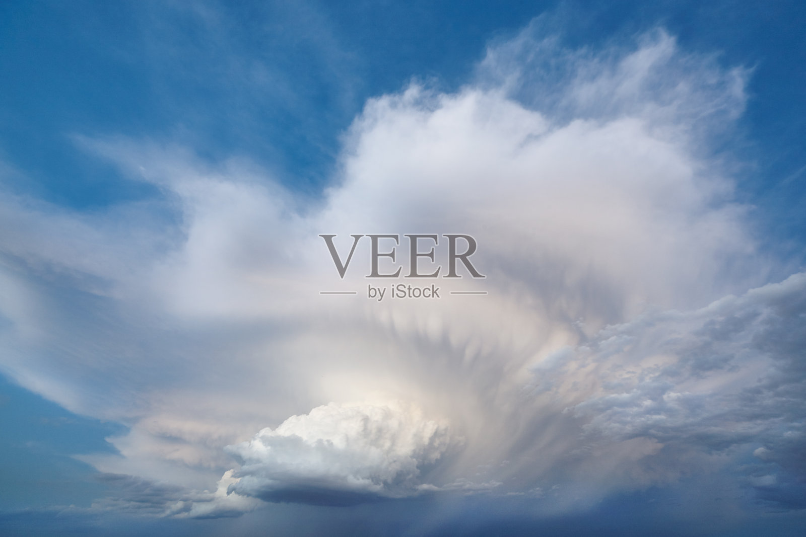 多云，暴风雨，戏剧性的天空。雷声cloudscape照片摄影图片