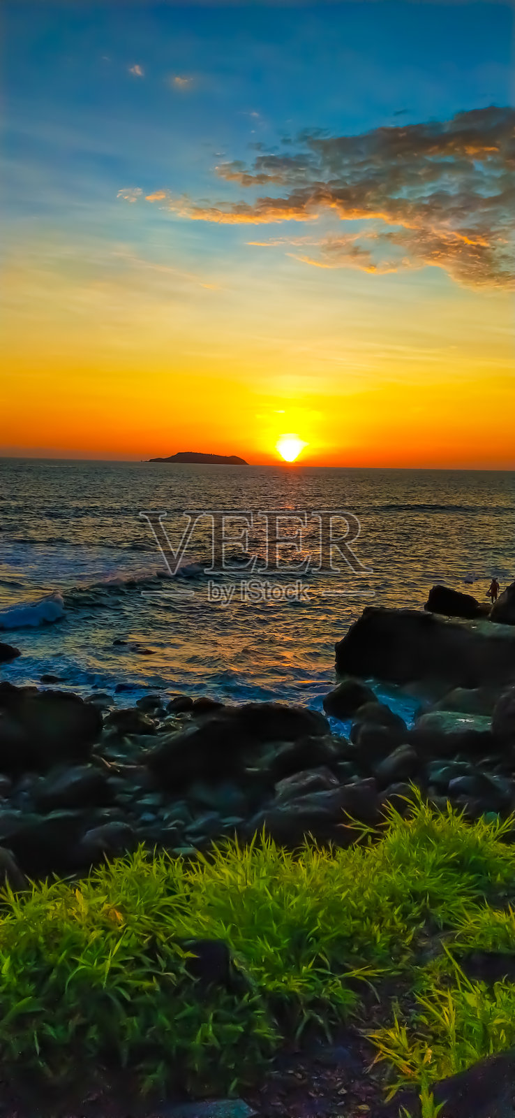 美丽的海滩日落从岛上照片摄影图片