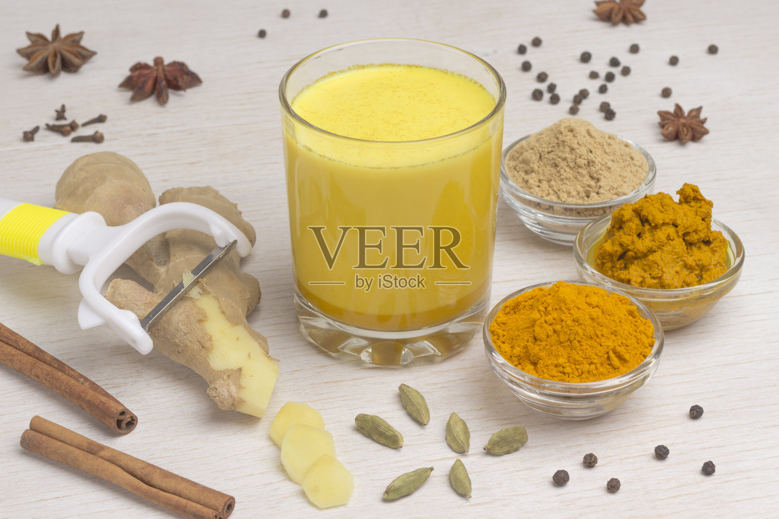 金色拿铁，白色背景，烹饪原料。照片摄影图片