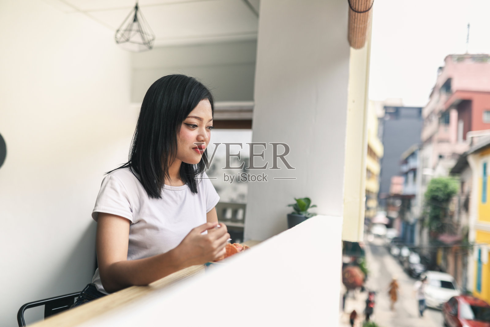 美丽的女孩在咖啡厅吃冰淇淋照片摄影图片