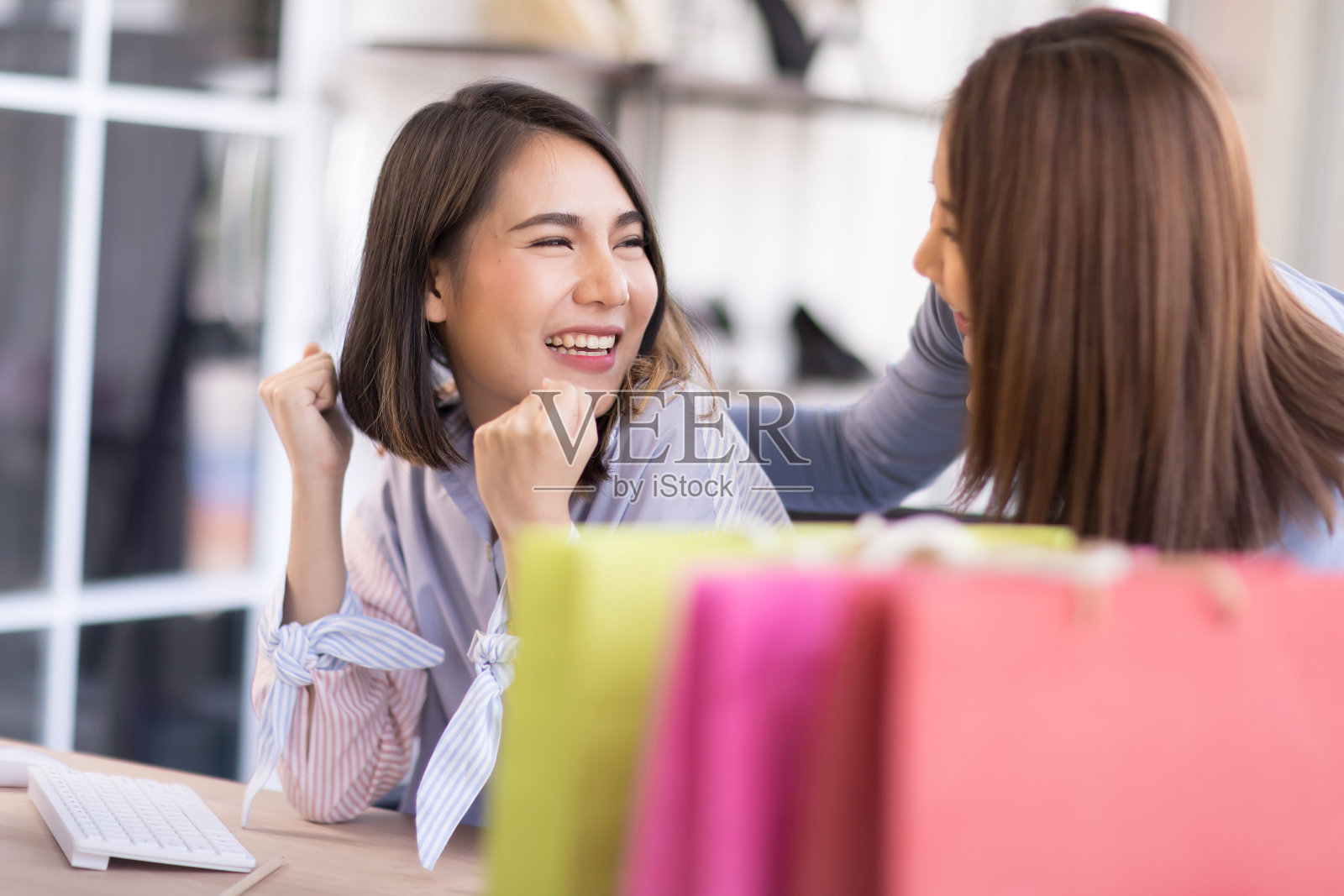 亚洲女性喜欢网上购物，中小企业网上购物理念。照片摄影图片