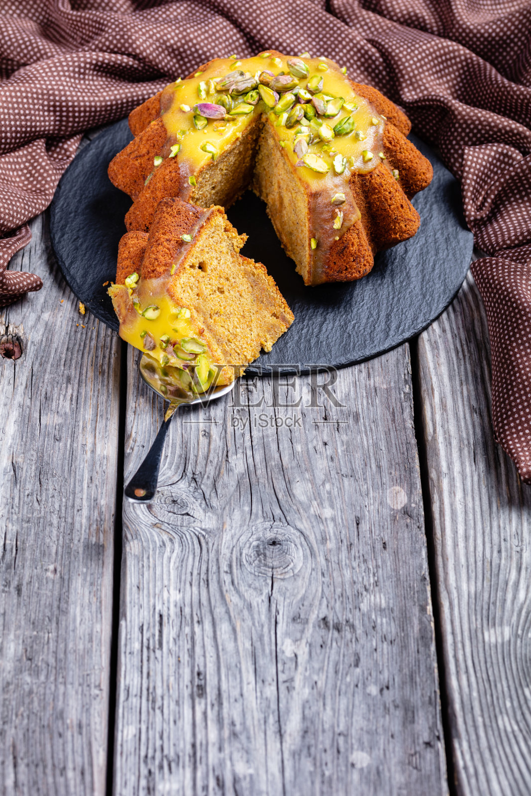 美味多汁的南瓜胡萝卜面包蛋糕，淋上橙汁，撒上开心果照片摄影图片