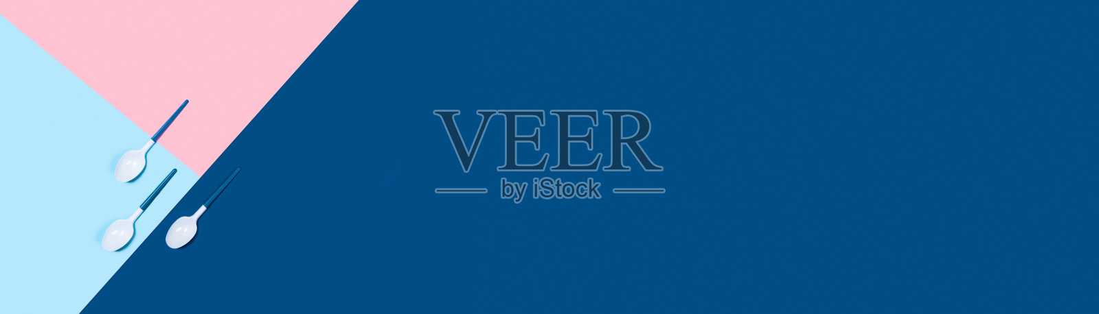 彩色背景上有三个塑料勺。照片摄影图片