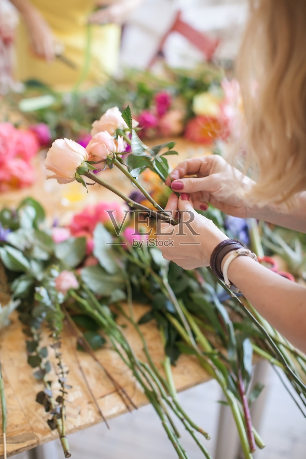女孩学习制作玫瑰花束照片摄影图片