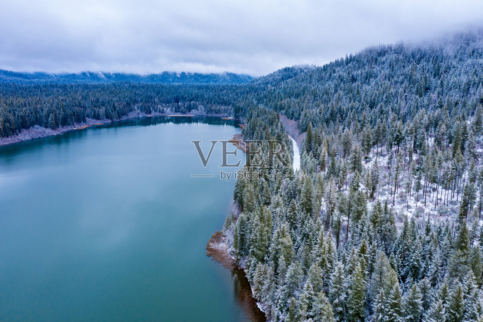 冬天来了，宁静的鱼湖照片摄影图片