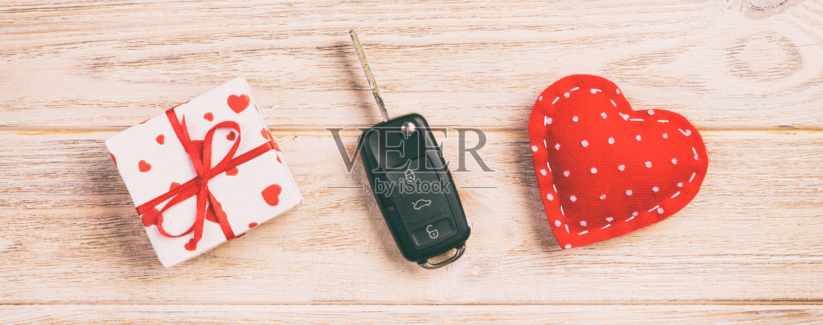 情人节或其他节日手工纸质红色爱心礼物、车钥匙和礼品盒橙色木桌俯视图，含文案空间照片摄影图片
