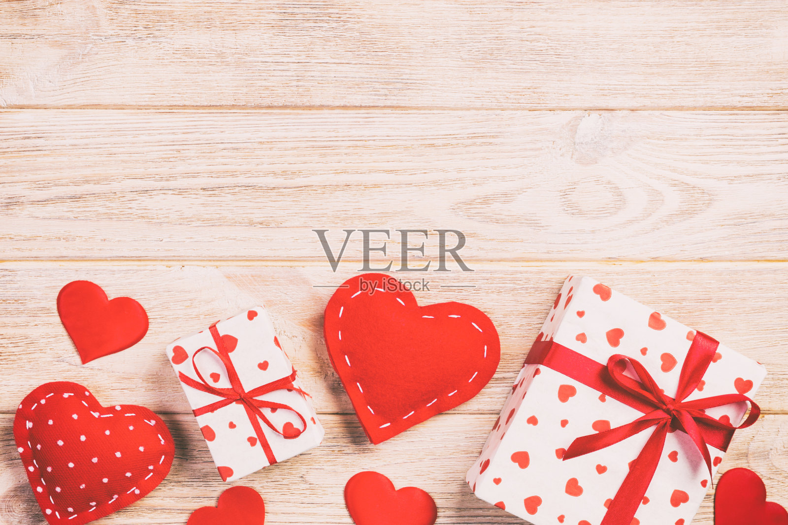 情人节或其他节日手工礼物，红色心形和礼品盒，橙色木桌俯视图，留有文案空间照片摄影图片