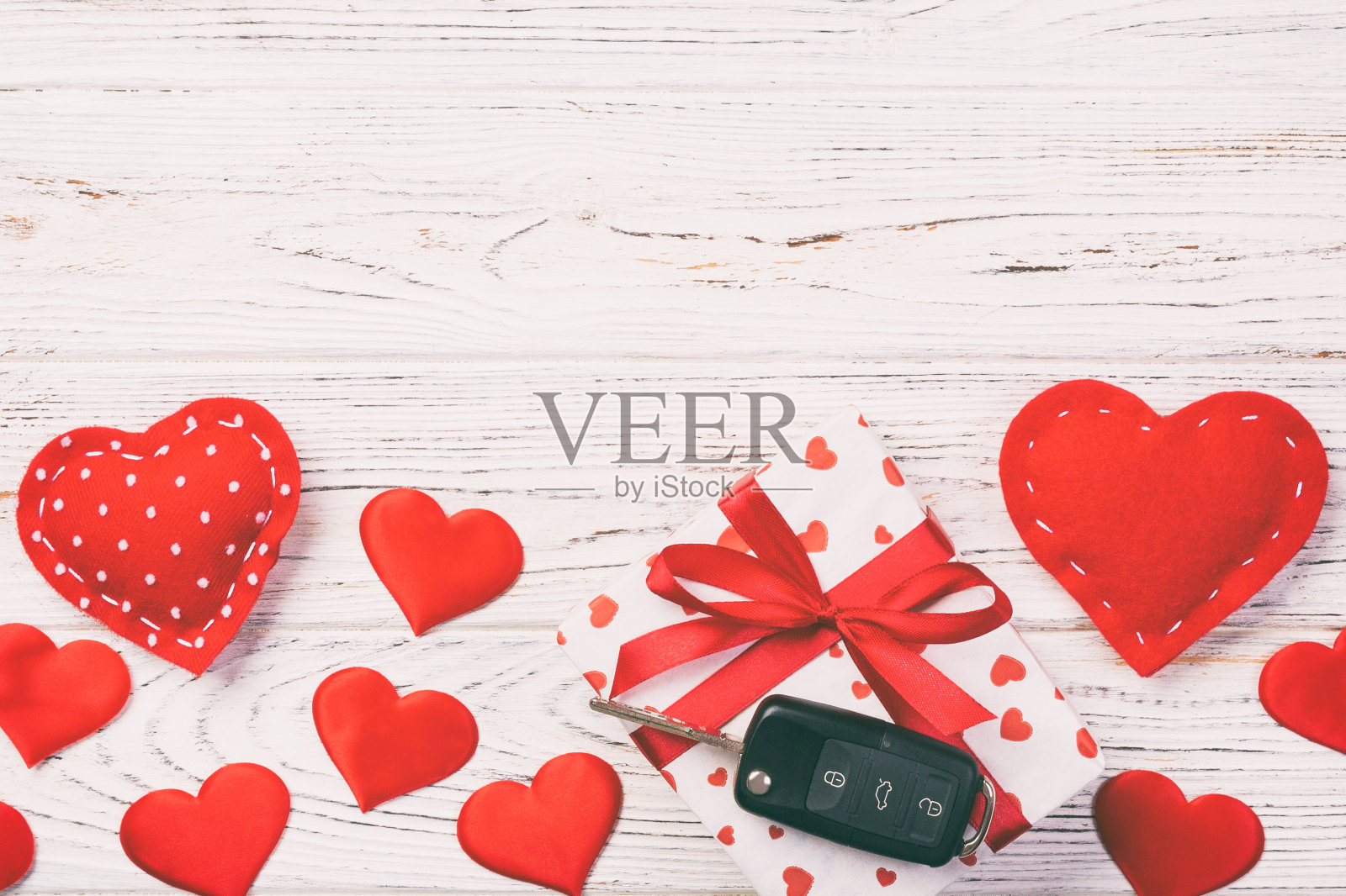情人节礼物红色爱心纸质礼品盒汽车钥匙白色木桌背景照片摄影图片