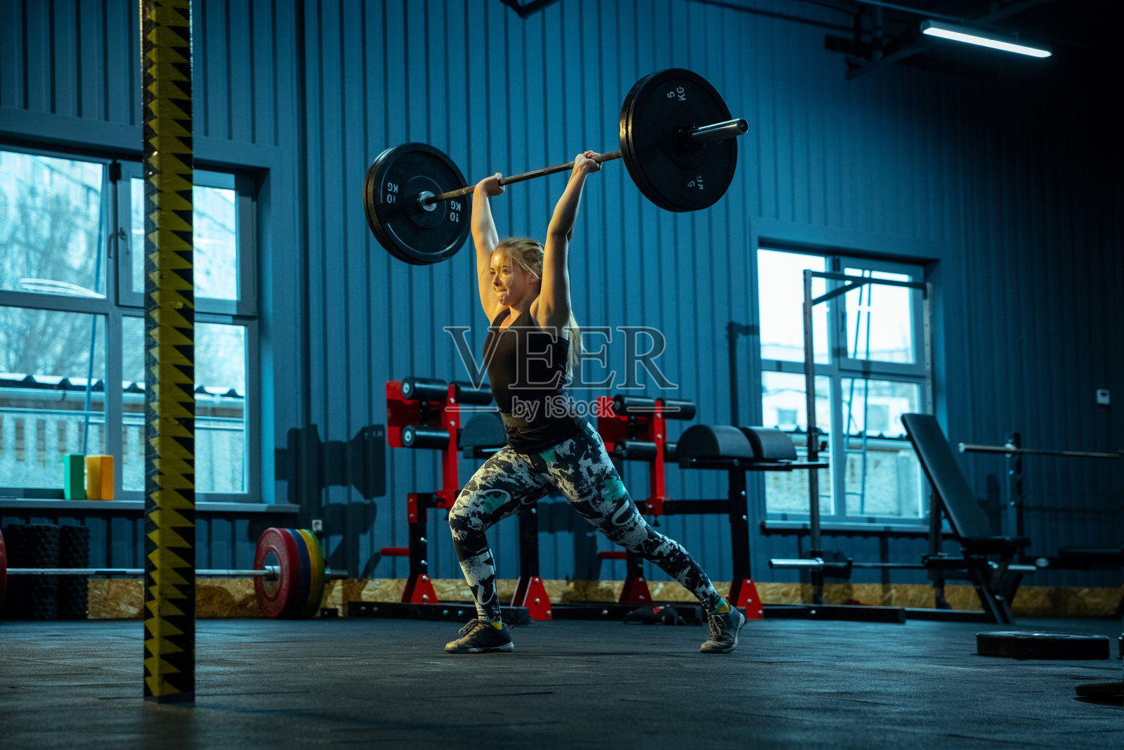 白人少女在健身房练习举重照片摄影图片