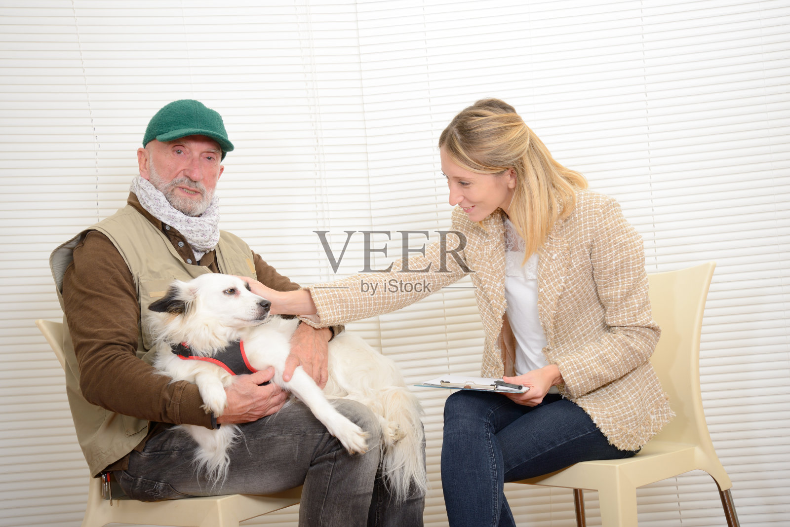 年长男士和他的狗与宠物心理学家照片摄影图片