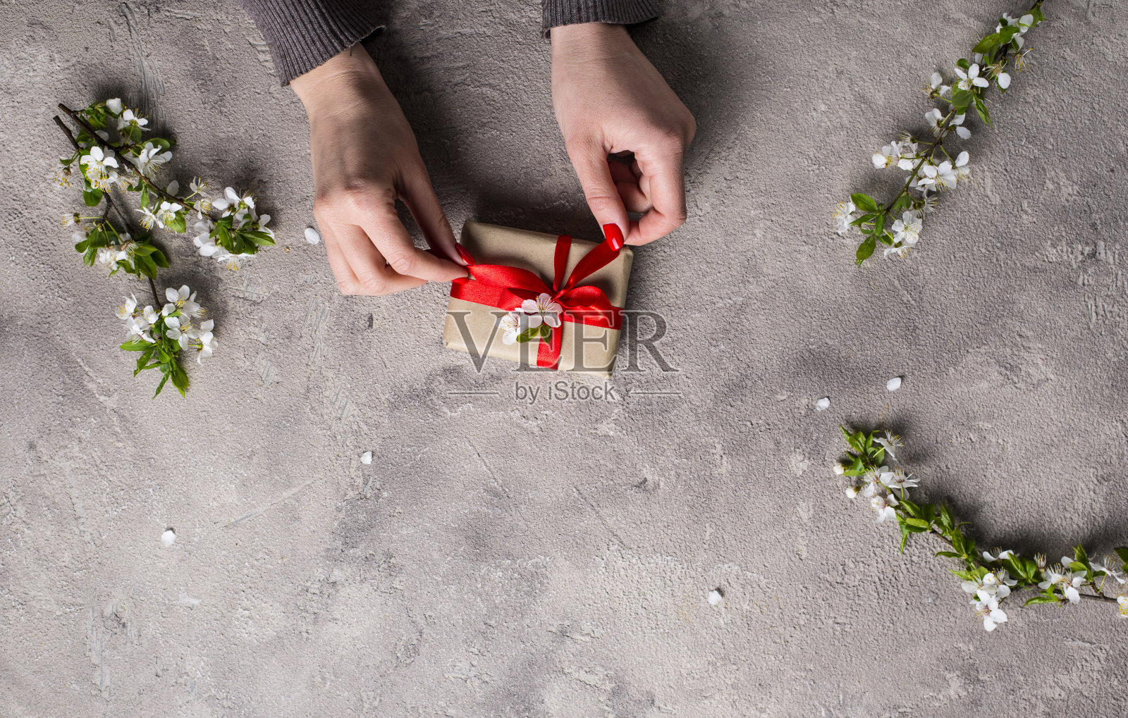 女人手拿礼品盒。照片摄影图片