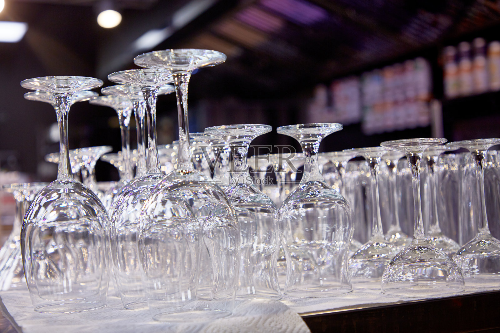 餐厅宴会前的空玻璃杯照片摄影图片