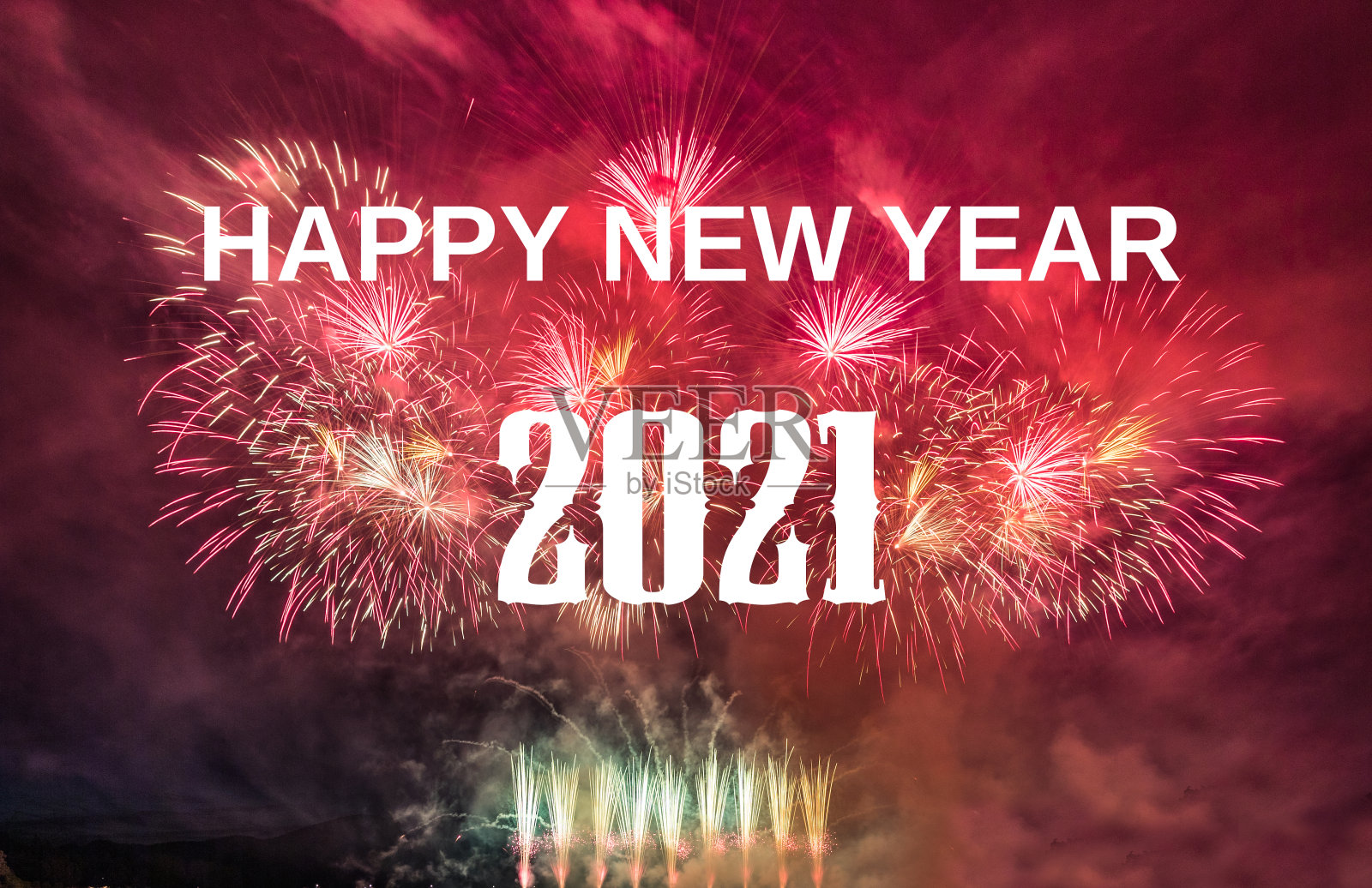 在烟花的背景下，2021年新年快乐照片摄影图片