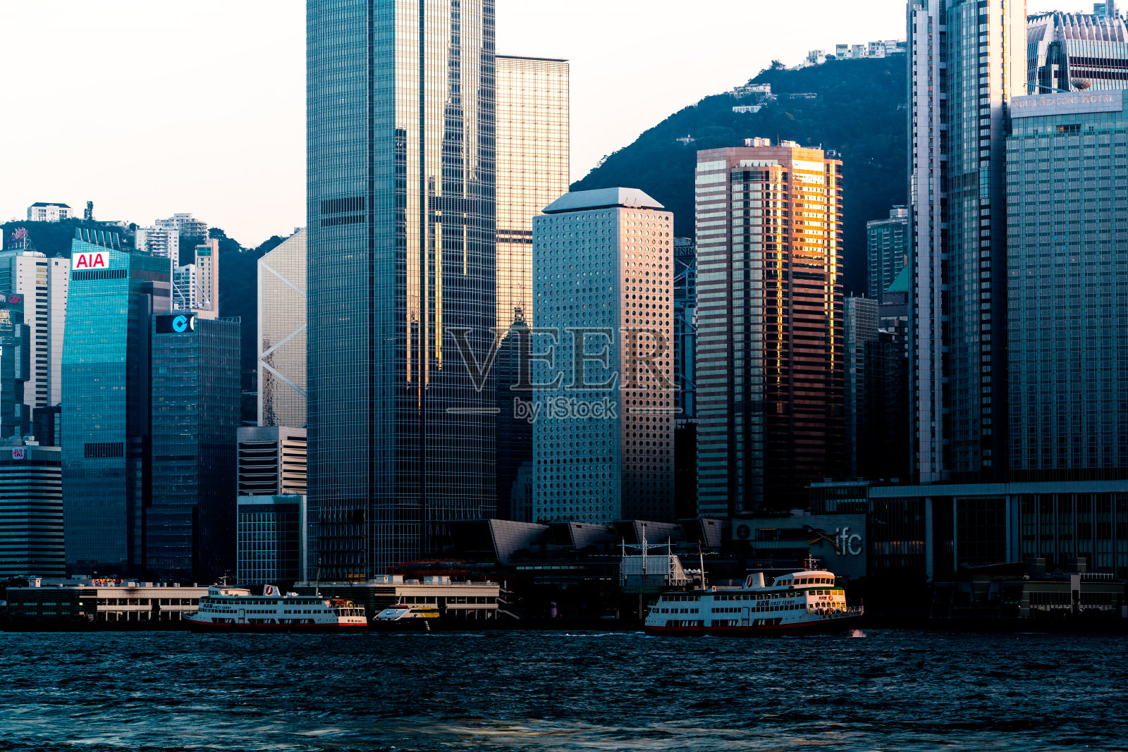 香港的未来办公大楼和海港景观照片摄影图片