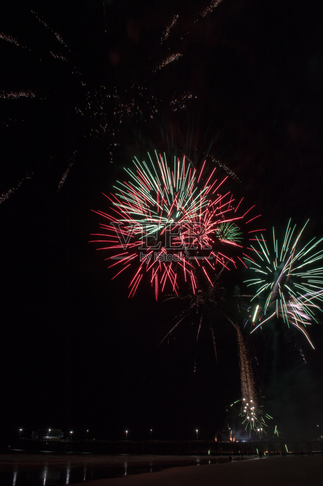 节日期间，新港海滩上的烟花表演照片摄影图片