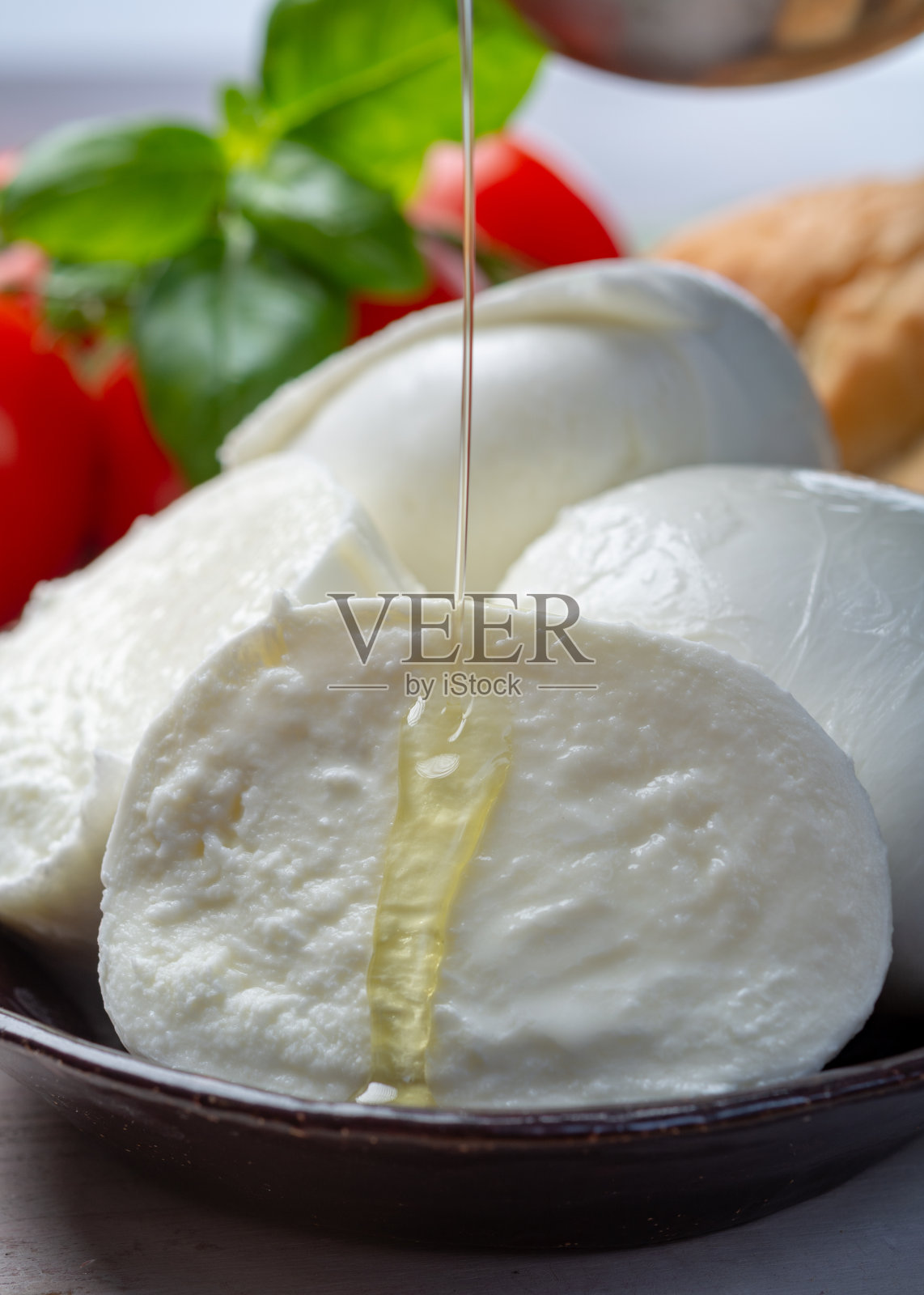 马苏里拉奶酪，一种用意大利地中海水牛的牛奶制成的意大利软奶酪照片摄影图片