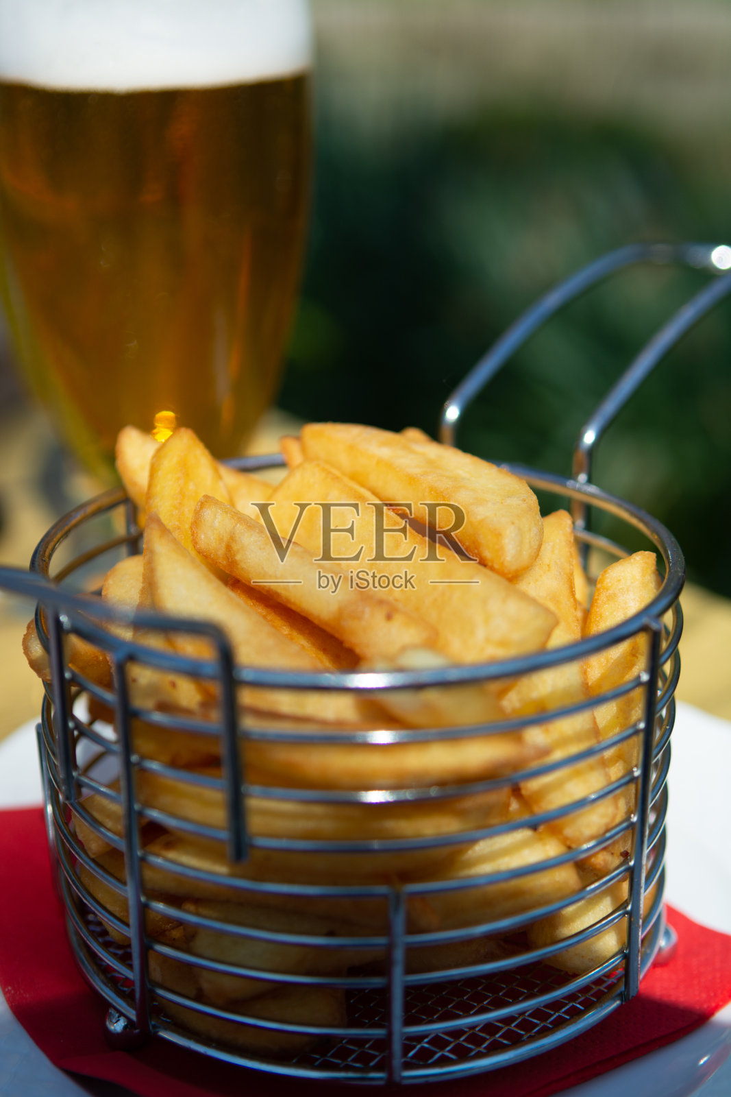 比利时炸土豆，比利时的传统街头小吃在外供应照片摄影图片