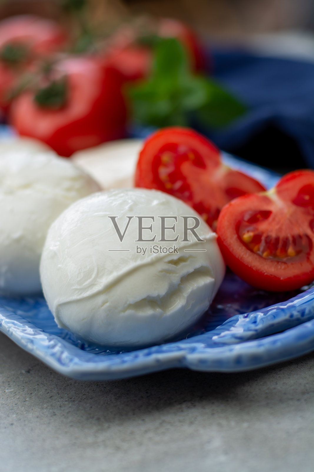 芝士精选，新鲜的意大利软马苏里拉芝士球配成熟的红番茄照片摄影图片