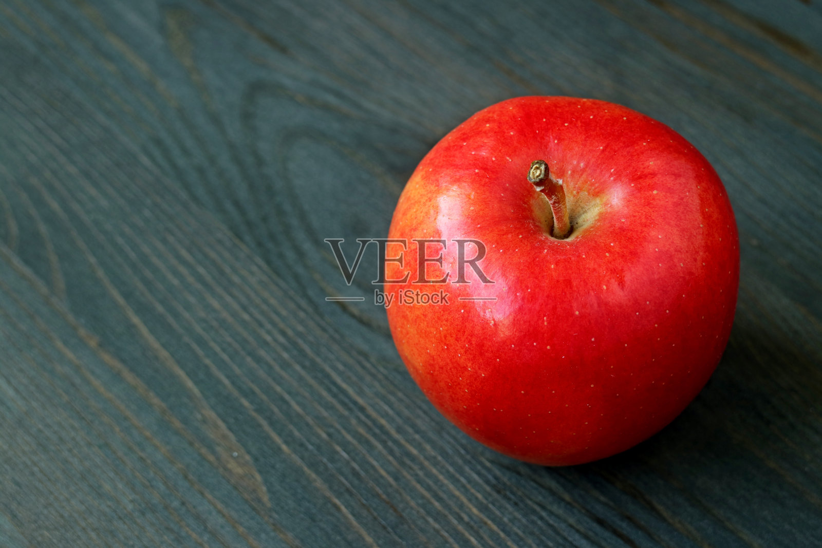 红苹果孤立在深色木桌上，有拷贝空间照片摄影图片