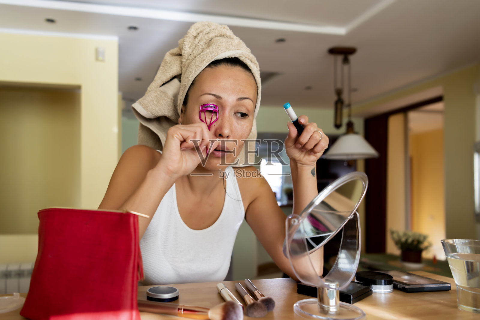 中国女性正在使用睫毛夹照片摄影图片