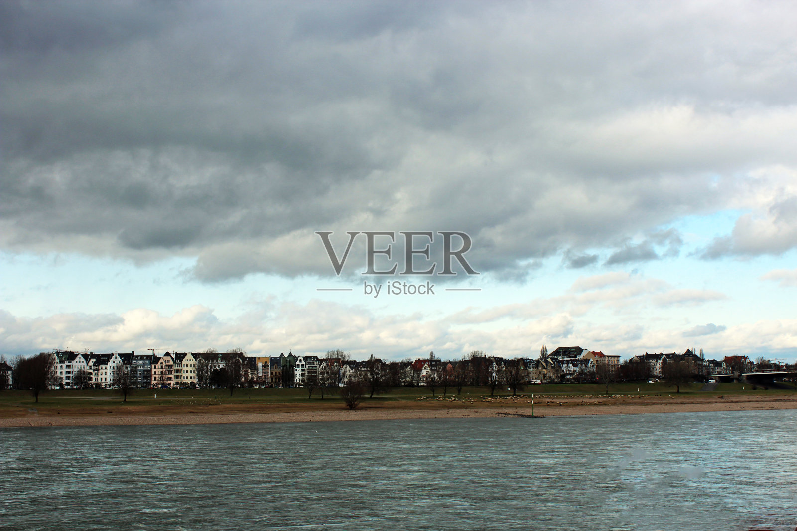 德国多云的日子里，从莱茵河俯瞰杜塞尔多夫的住宅区照片摄影图片