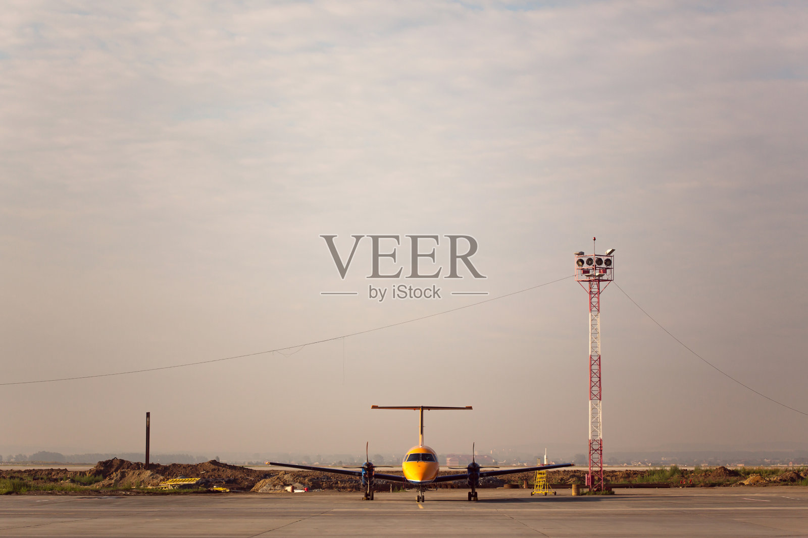 螺旋桨飞机停在机场照片摄影图片