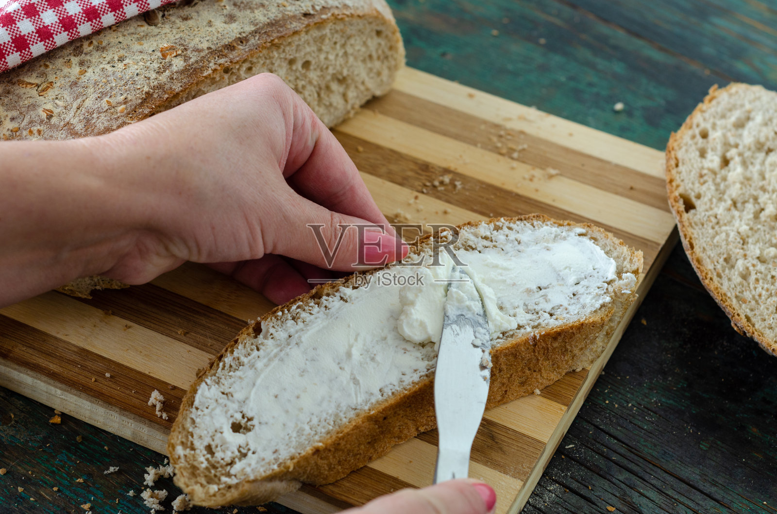 女人拿起司去烤面包照片摄影图片