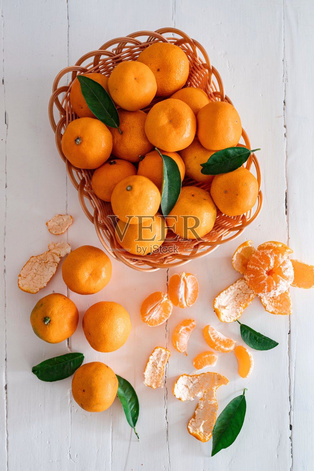 白木背景上的橘子。俯视图照片摄影图片