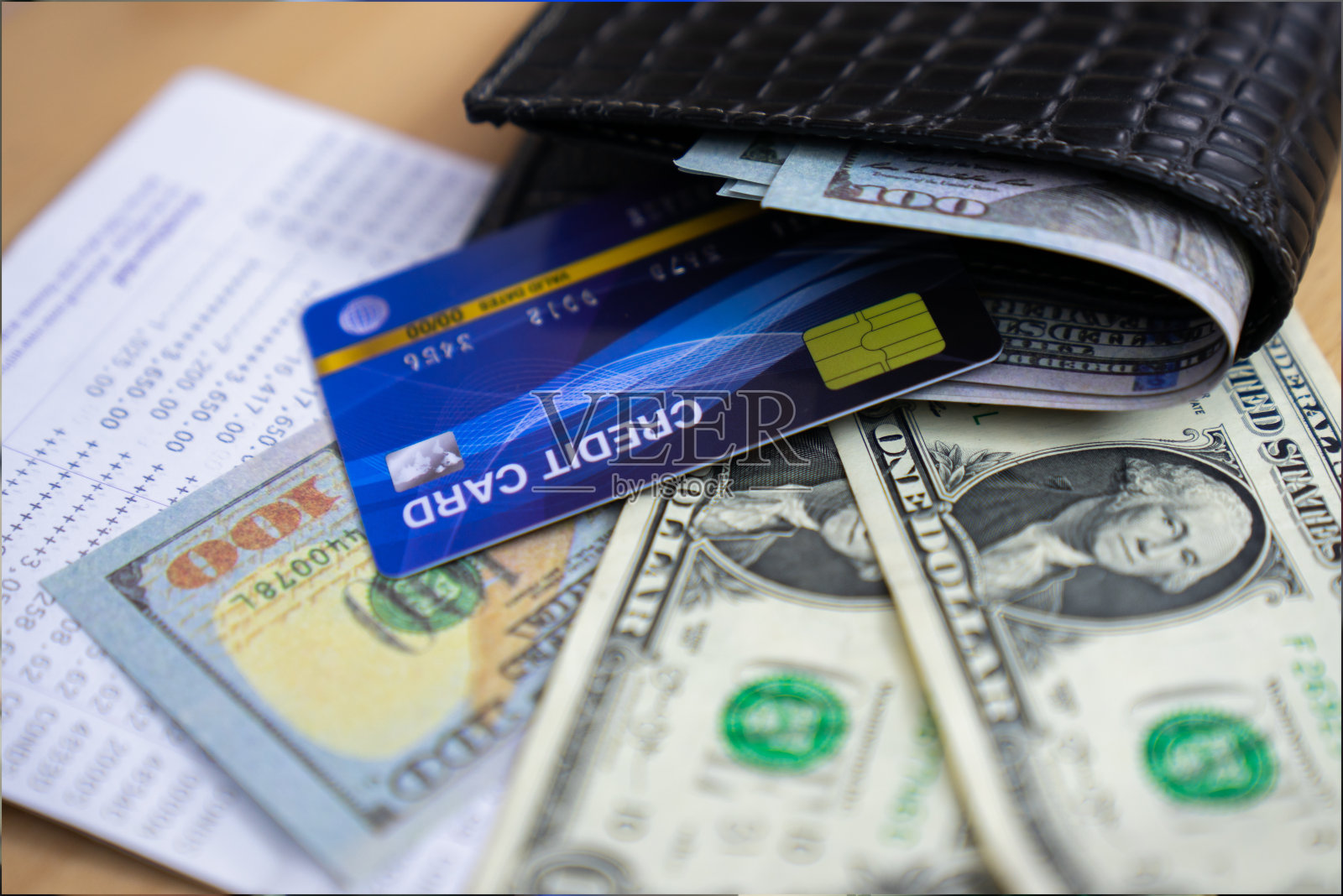 信用卡和皮夹里的钱。支付的概念。照片摄影图片
