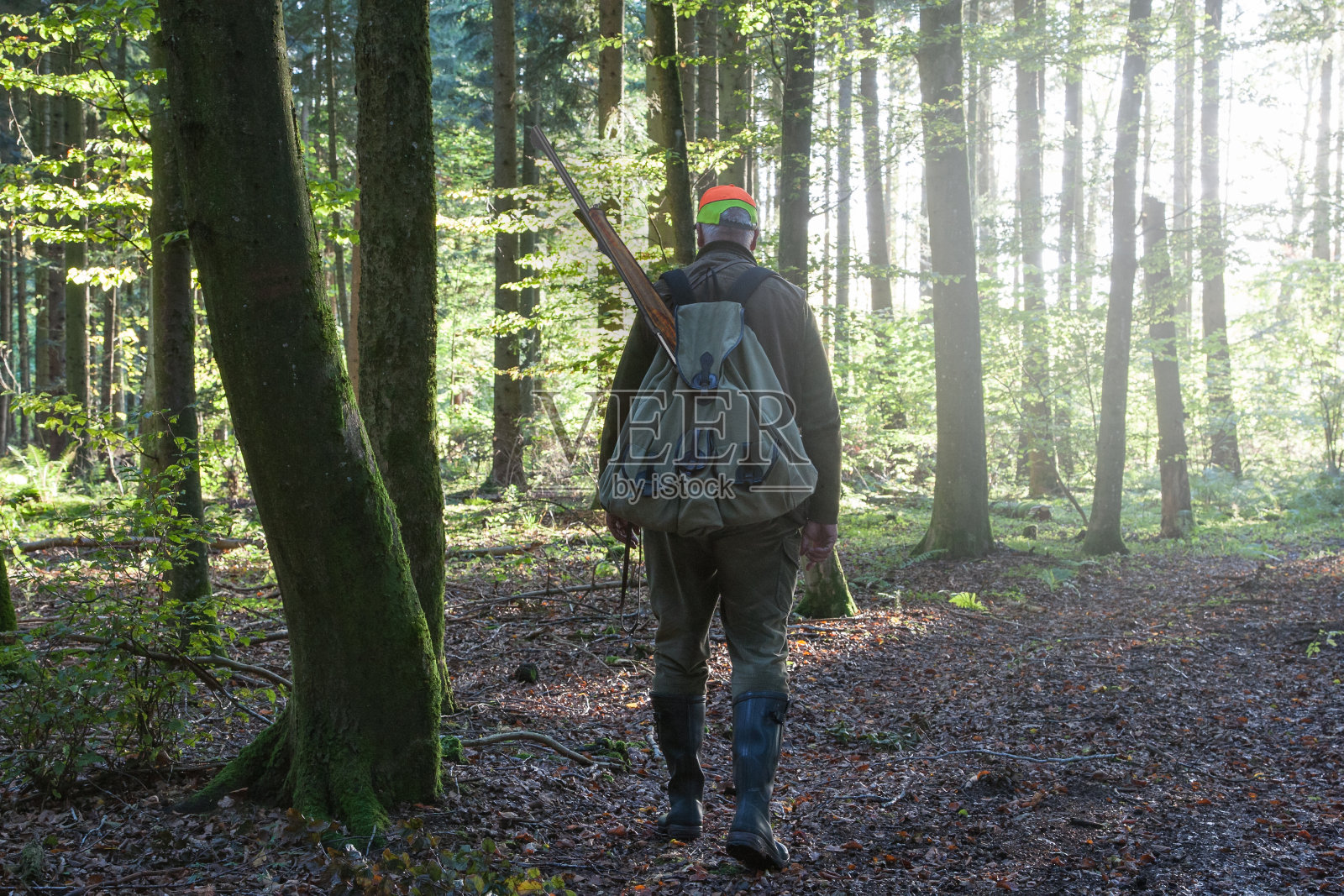 猎人们蹑手蹑脚地穿过狩猎场。照片摄影图片