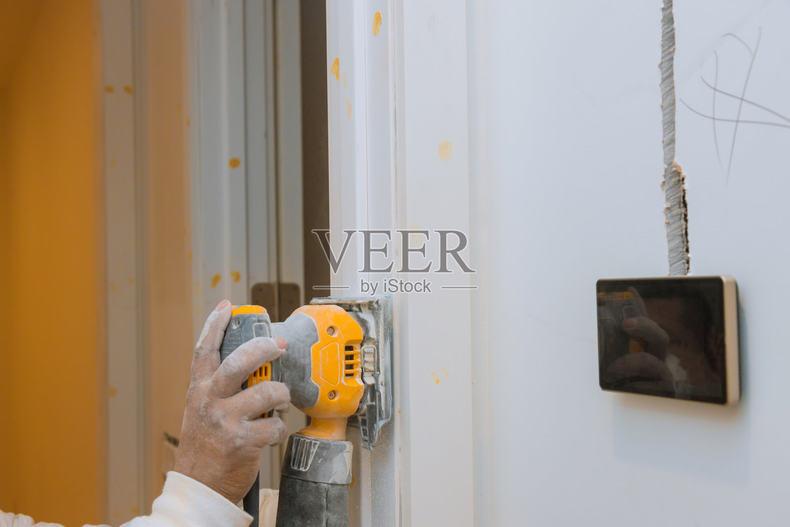 工人手打磨门框装饰线条照片摄影图片