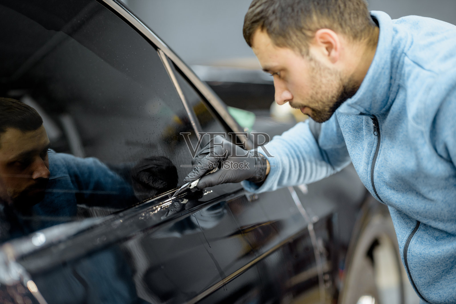 在车辆维修处拍摄汽车车身照片摄影图片