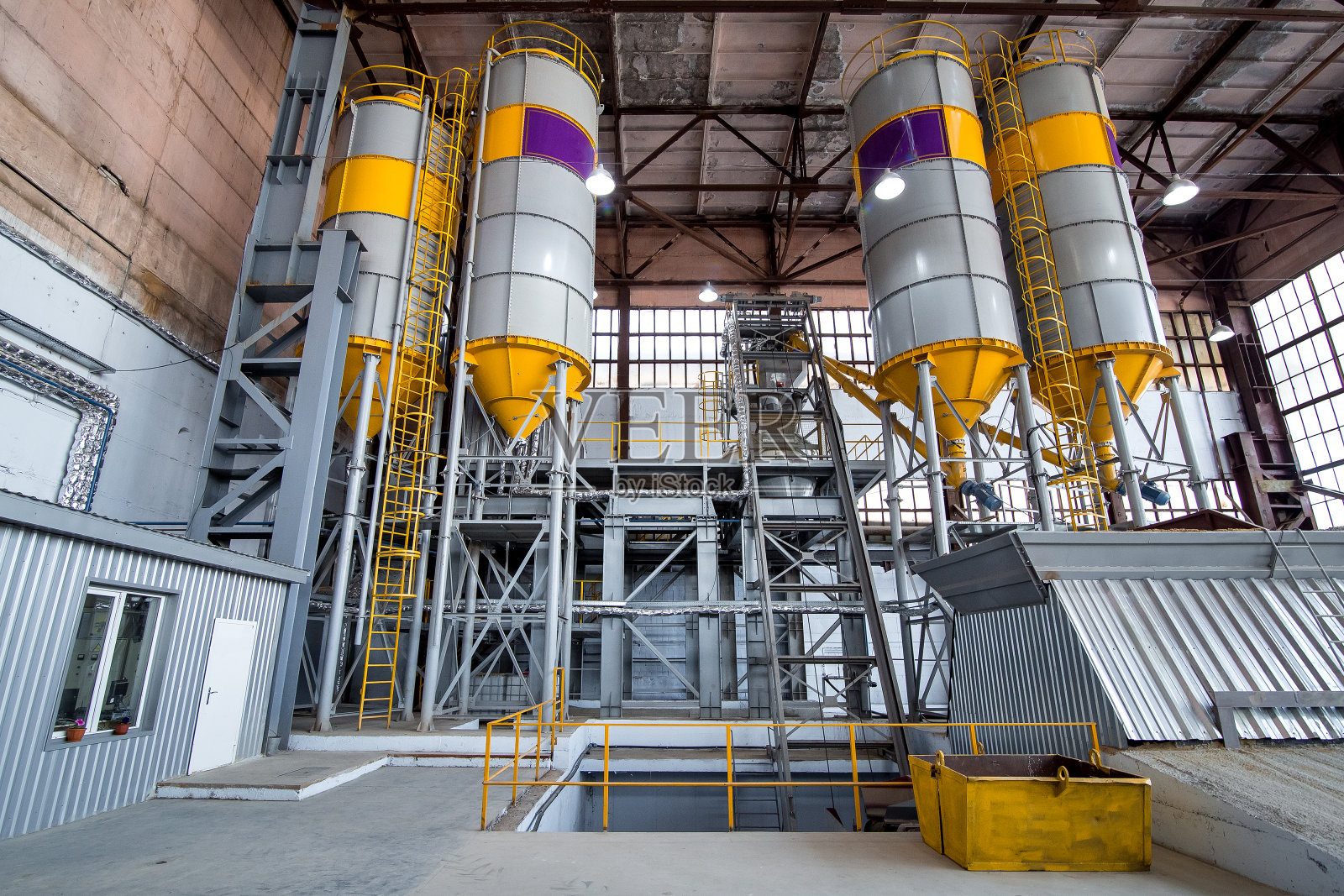 一种用于生产和搅拌混凝土的容器，用于水泥和沙子的自动搅拌混合物，无人使用。照片摄影图片