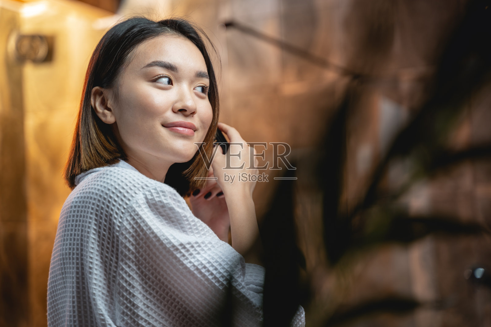 迷人的亚洲年轻女子梳头发照片摄影图片