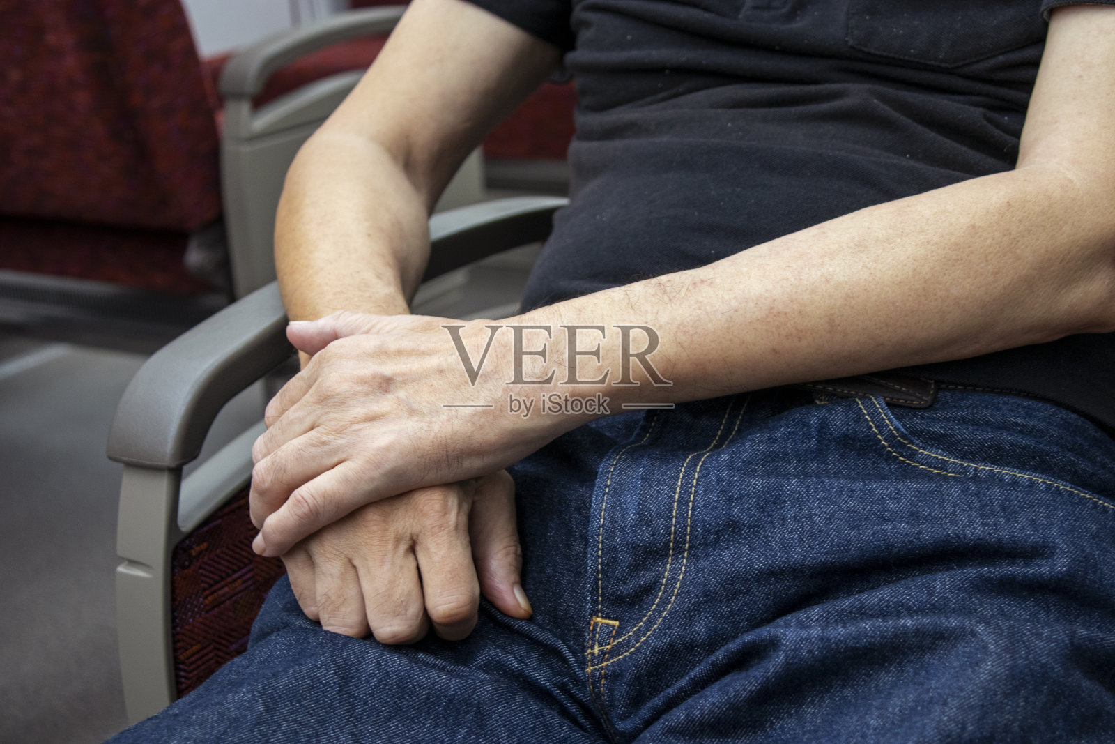 男手坐在椅子上照片摄影图片