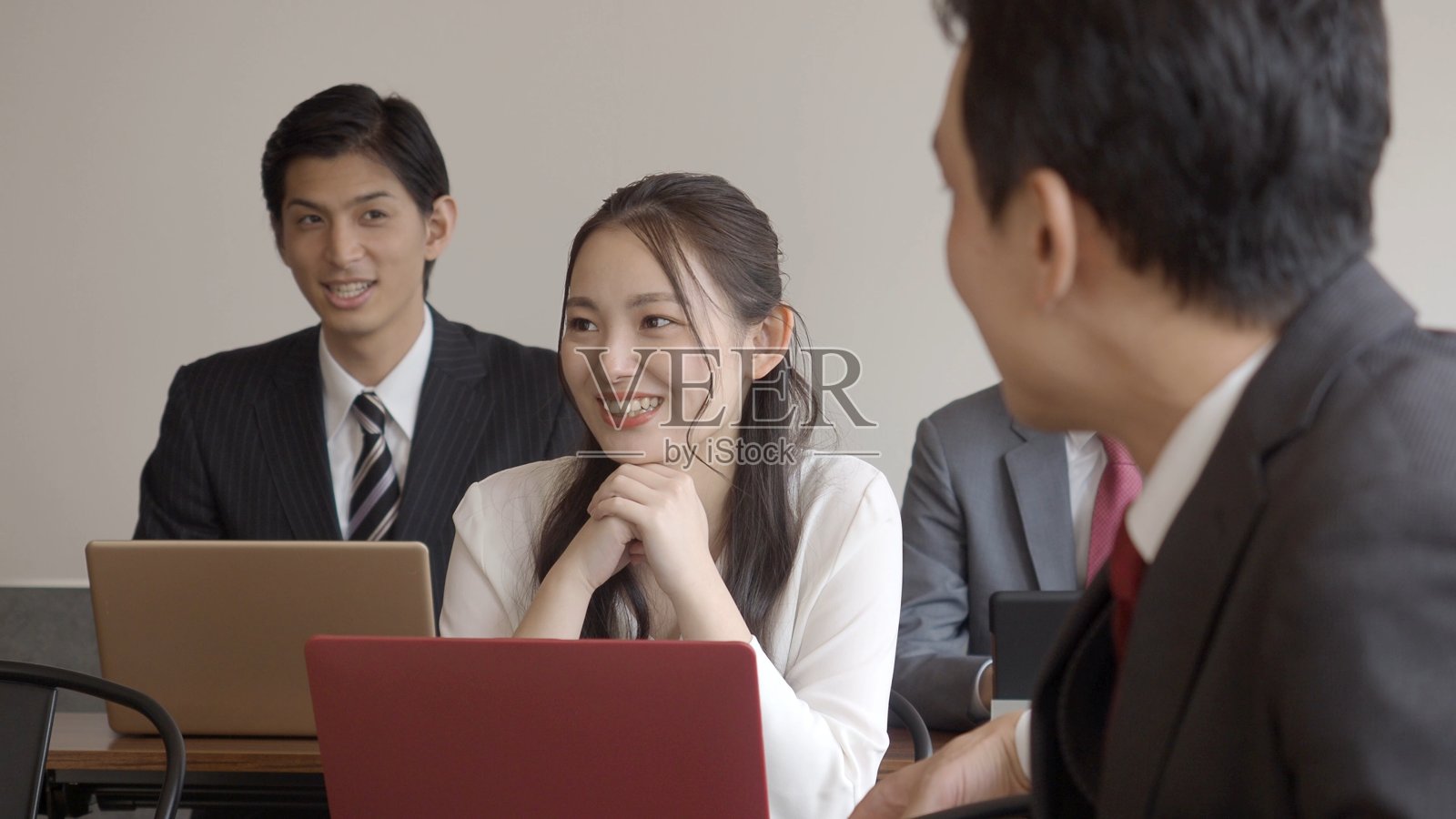 亚洲商务人士在办公室开会照片摄影图片