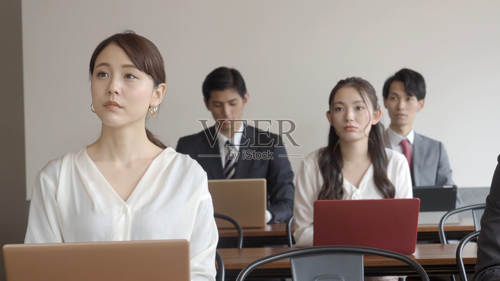 亚洲商务人士在办公室开会照片摄影图片