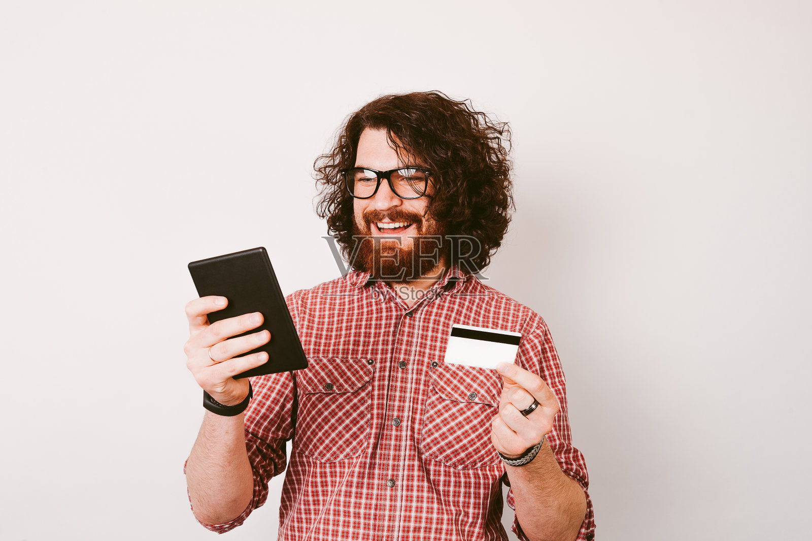 快乐的男人使用平板电脑和信用卡照片摄影图片