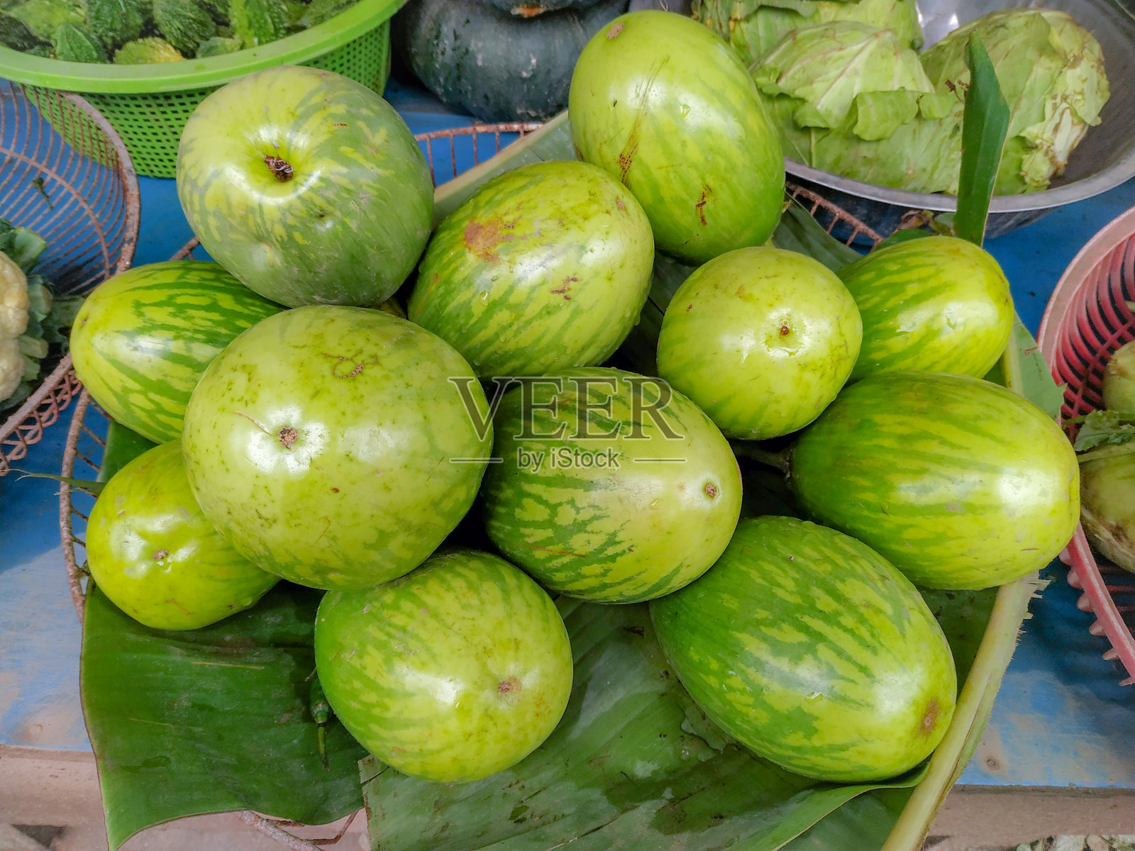 市场上的新鲜绿茄子群照片摄影图片