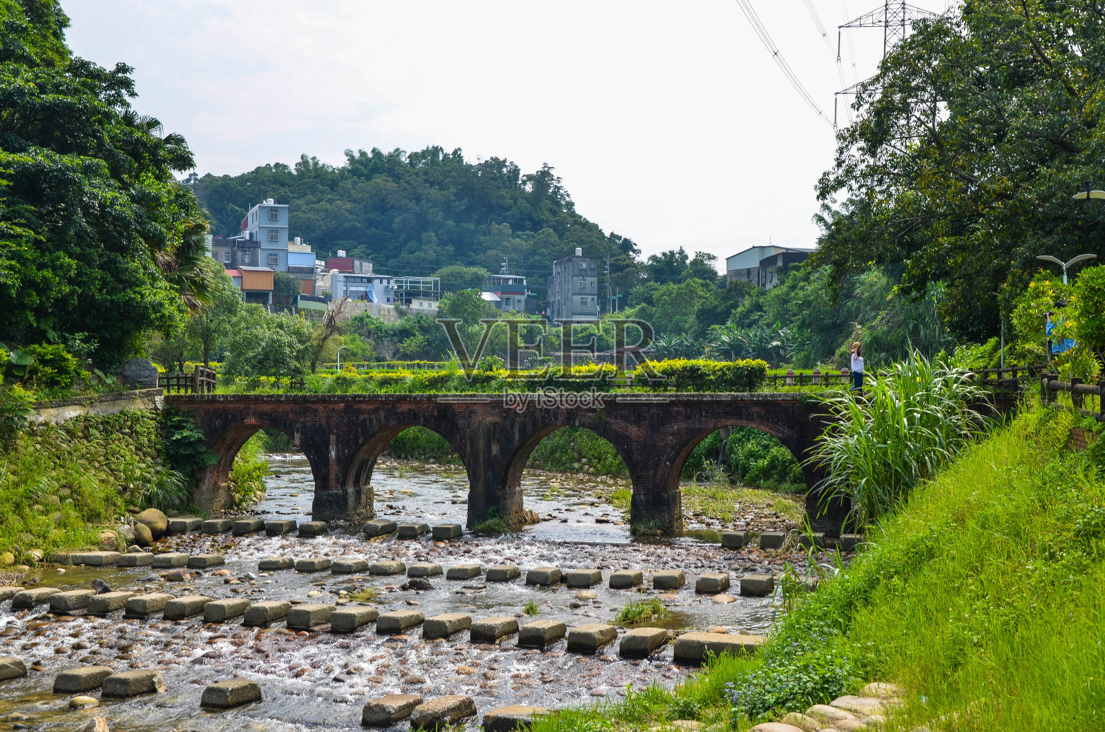 台湾桃园的糯米桥是用红砖砌成的。照片摄影图片