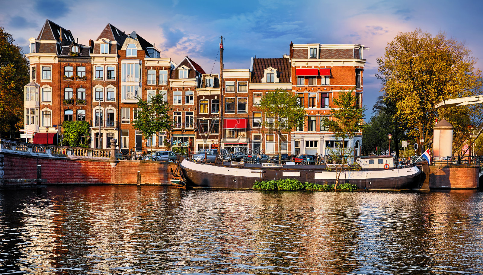 荷兰阿姆斯特丹。船上的跳舞的房子。照片摄影图片