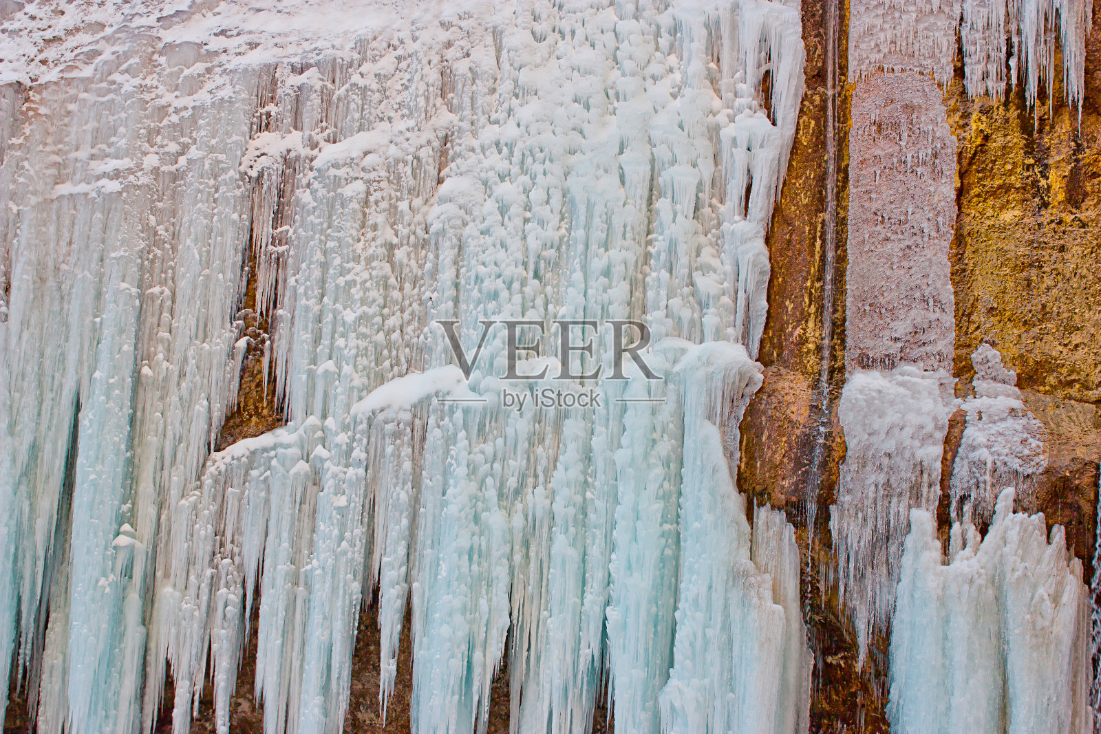 冬天，谢绮姆瀑布，冰冷的水从山上流下来照片摄影图片