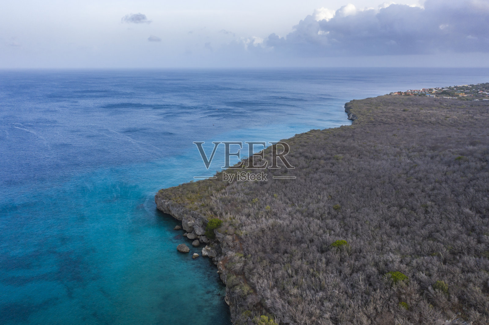 鸟瞰图Curaçao海岸在加勒比海与绿松石的水，悬崖，海滩和美丽的珊瑚礁周围的普拉亚斯塔。克鲁兹照片摄影图片