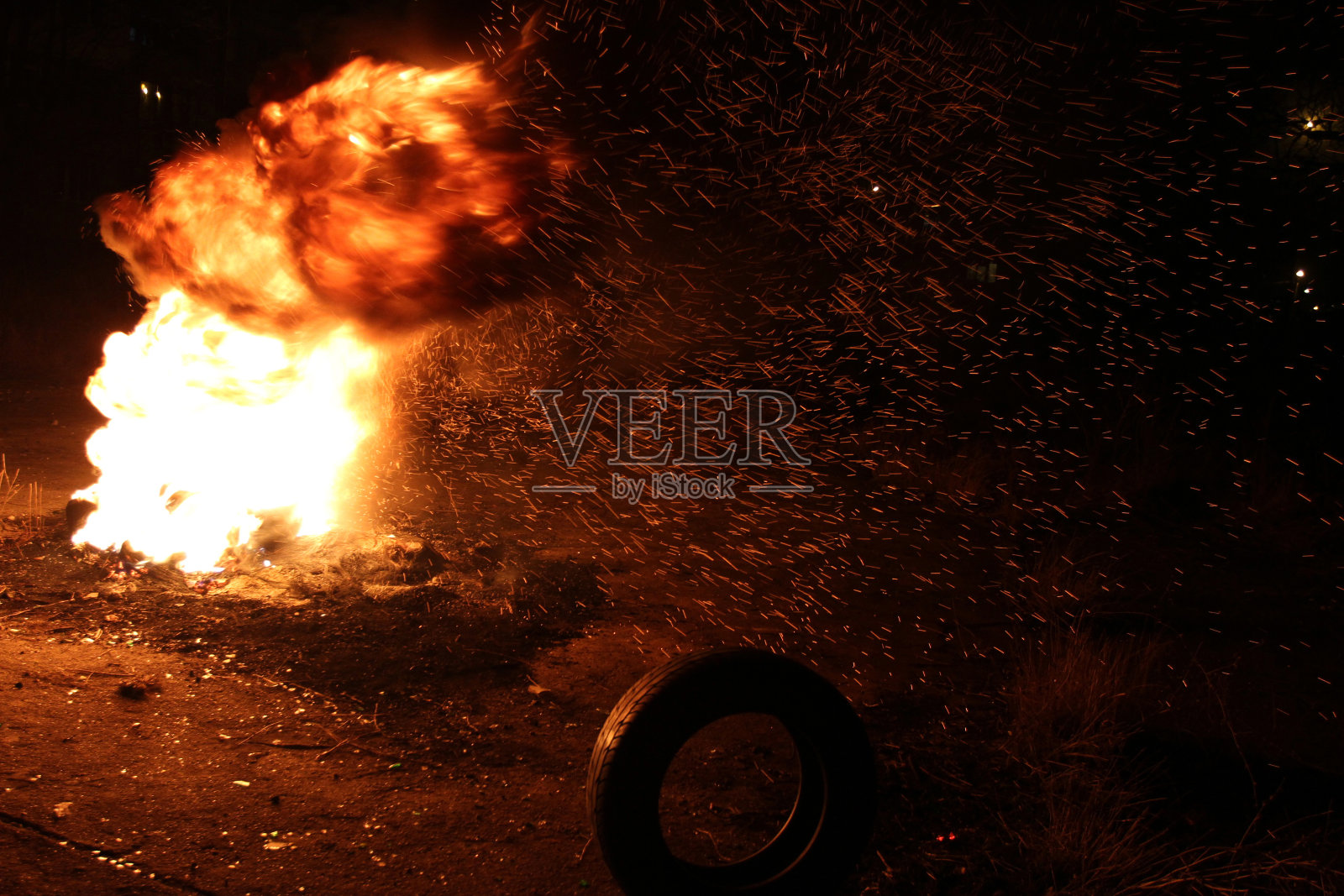 燃烧轮胎产生巨大的黑烟和污染。照片摄影图片