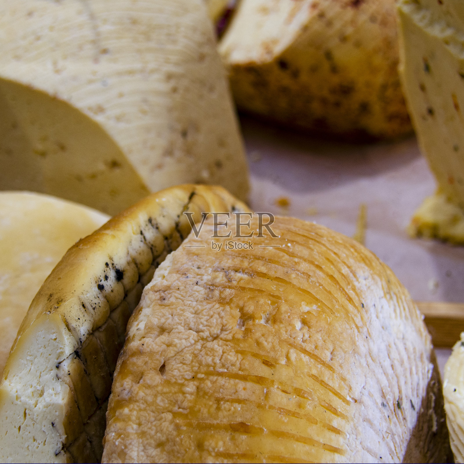 用牛奶做的辣椒自制奶酪，这种奶酪产自高山峻岭照片摄影图片