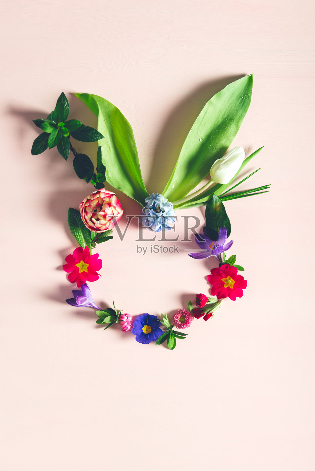 复活节最小的概念。用春天的花朵做成的兔子形状照片摄影图片