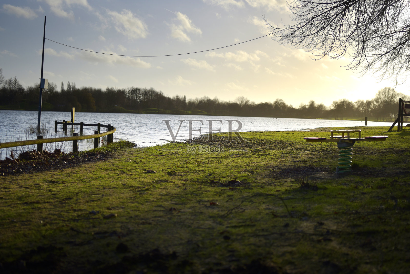儿童玩水照片摄影图片