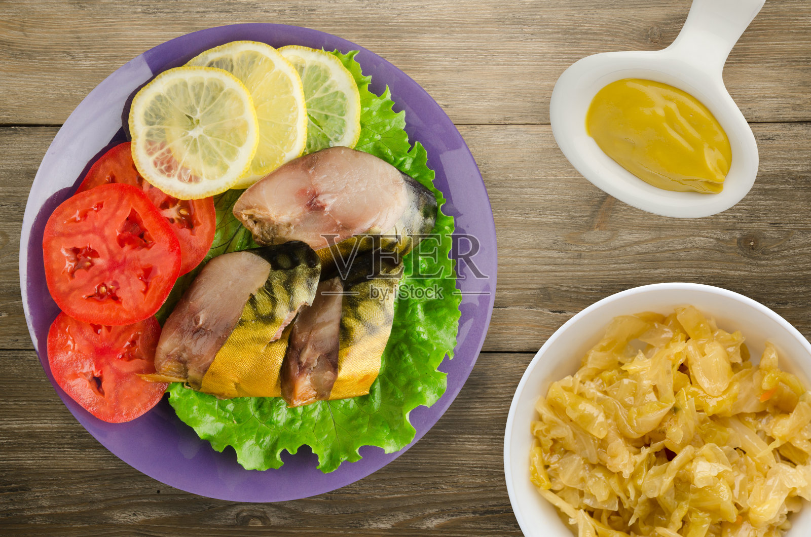 盘子里的烟熏鲭鱼照片摄影图片